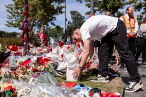 ️ 爱德华兹、罗伯逊、斯洛特到安菲尔德为若塔和席尔瓦献花