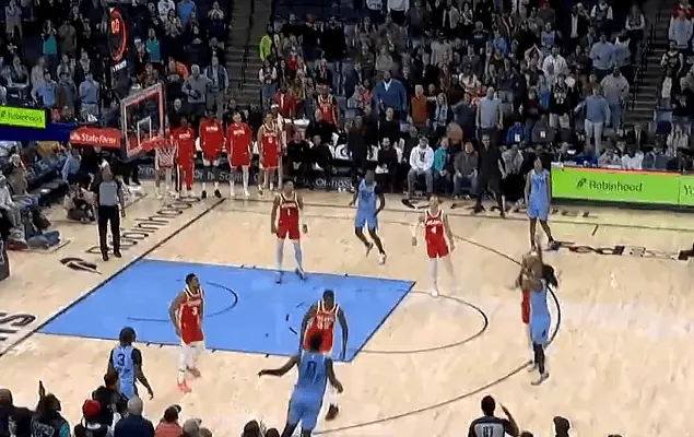 S14全球总决赛竞猜-最后时刻莫兰特运球脱手超远三分强投不中，没能完成绝杀